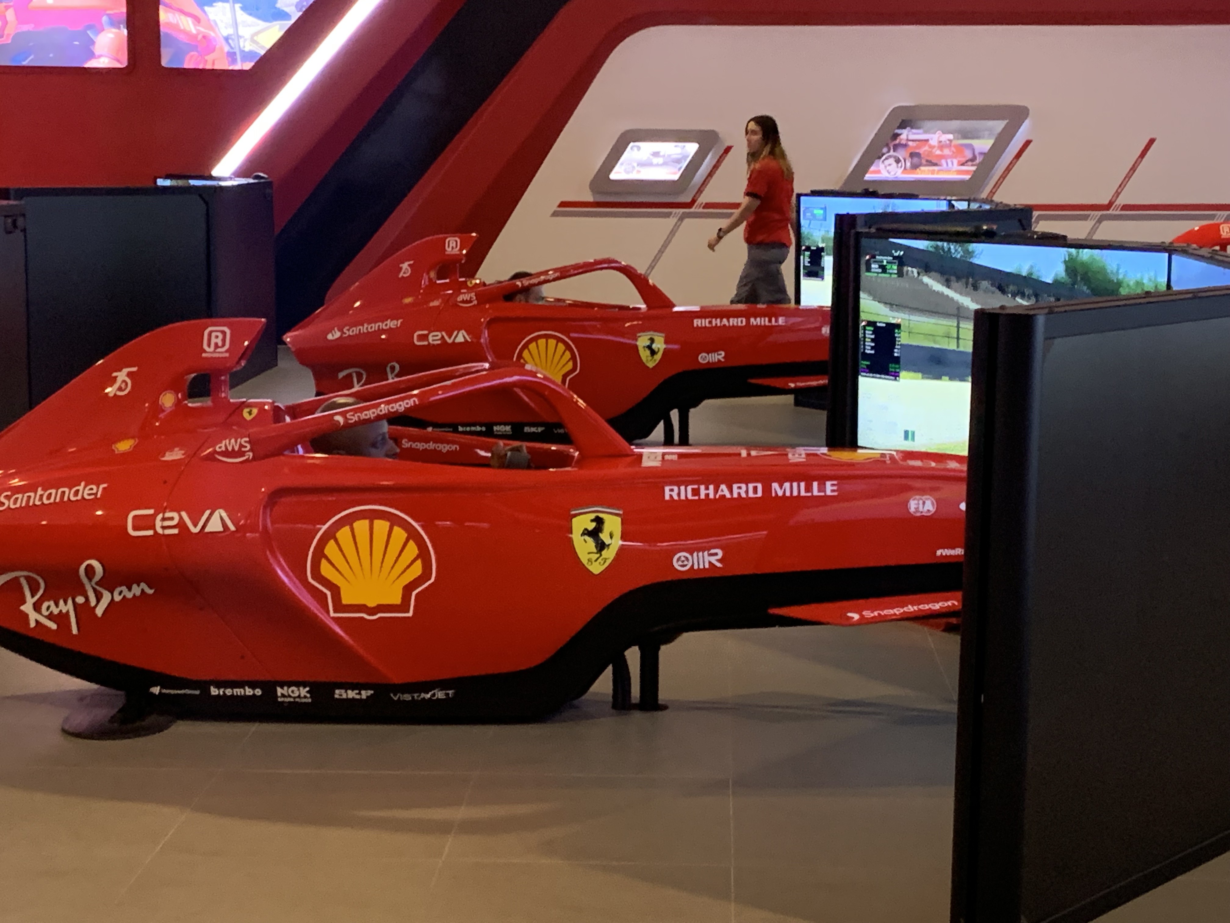 Course simulation pour Alex et Dylan, un privilège de tester les voitures Ferrari de F1.