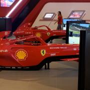 Course simulation pour Alex et Dylan, un privilège de tester les voitures Ferrari de F1.