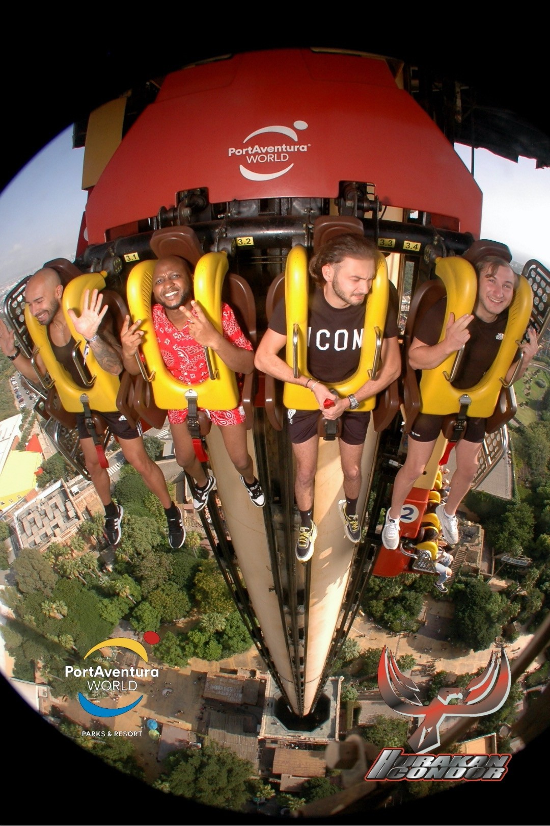 Les garçons testent leur courage à bord du Hurakan Condor. Même pas peur...