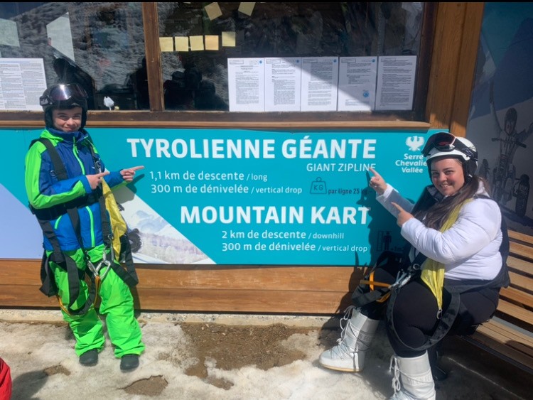 Lorys et Angelina avant la tyrolienne 