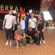 La bande avec la mascotte de PortAventura, Woody.