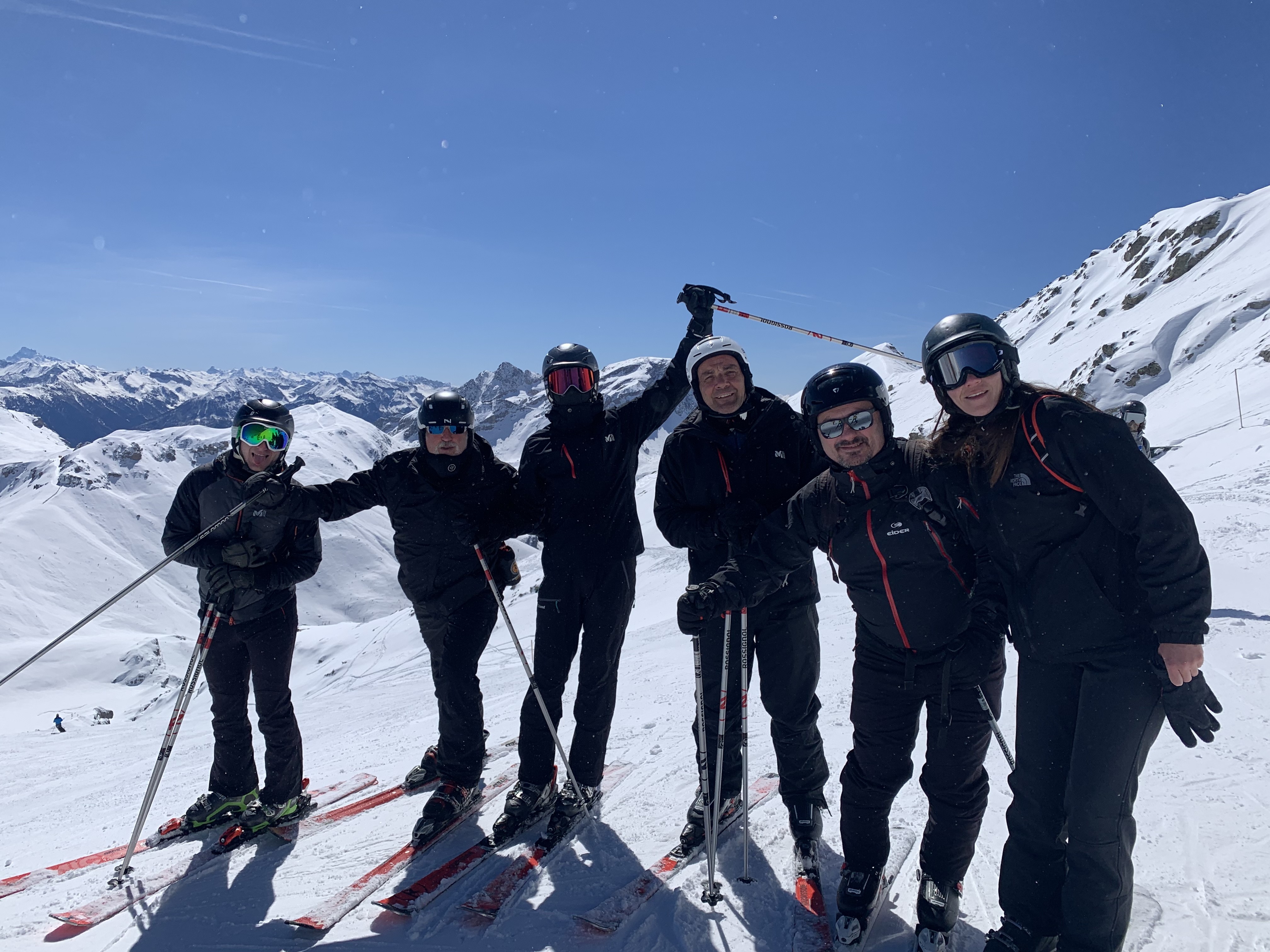 Le bonheur des familles de skier ensemble