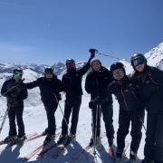 Le bonheur des familles de skier ensemble