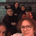 Les enfants et leurs mamans dans un des manèges du parc Disney.