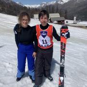 Coralie fière de son frère Dominique après son slalom