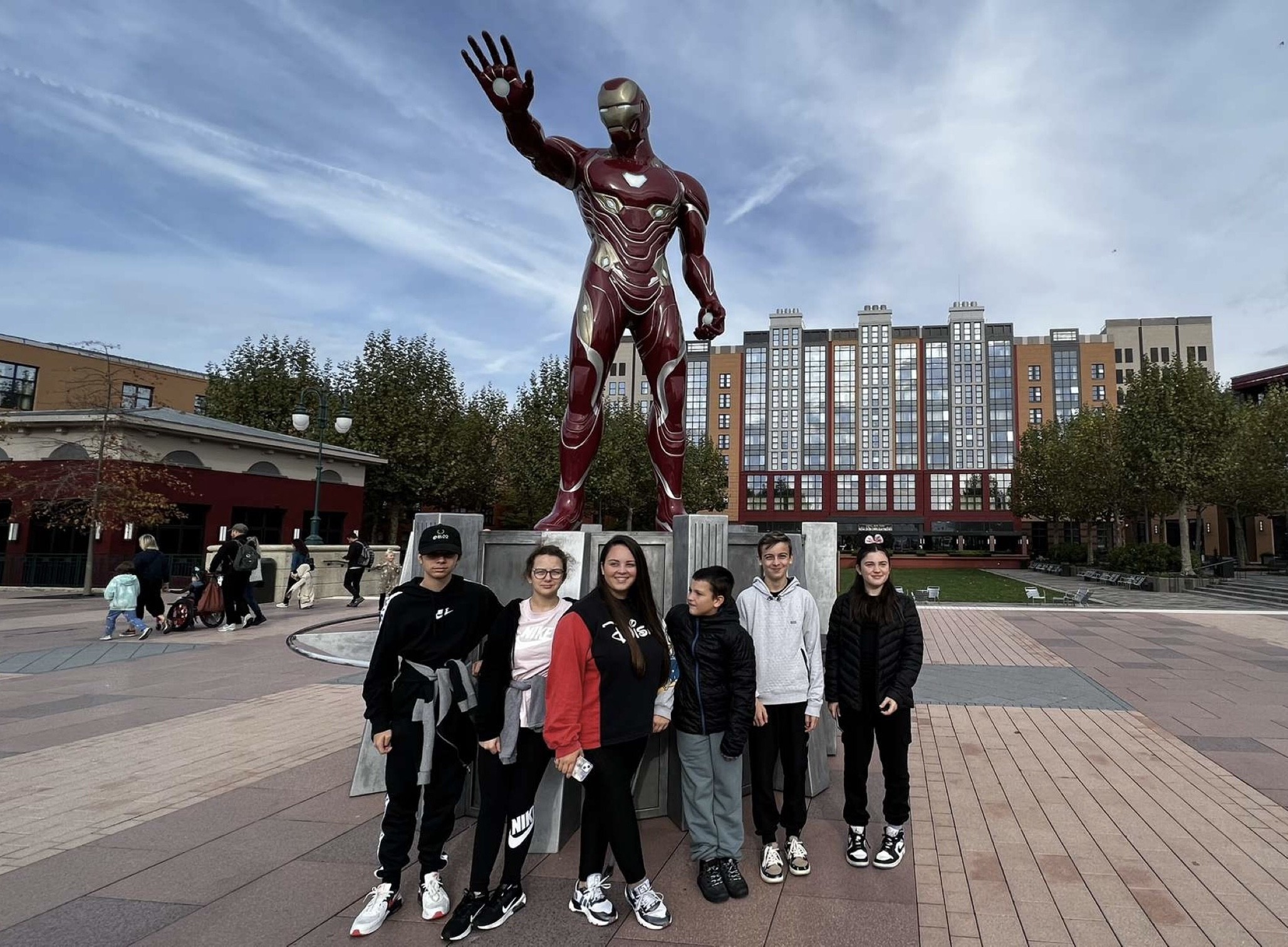 Les enfants devant l’hôtel Marvel et Iron Man un des personnages emblématiques.