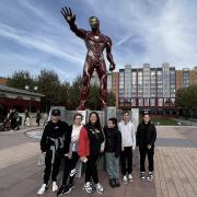Les enfants devant l’hôtel Marvel et Iron Man un des personnages emblématiques.