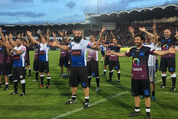 Clapping entre les joueurs et le public qui aura été au rendez-vous !