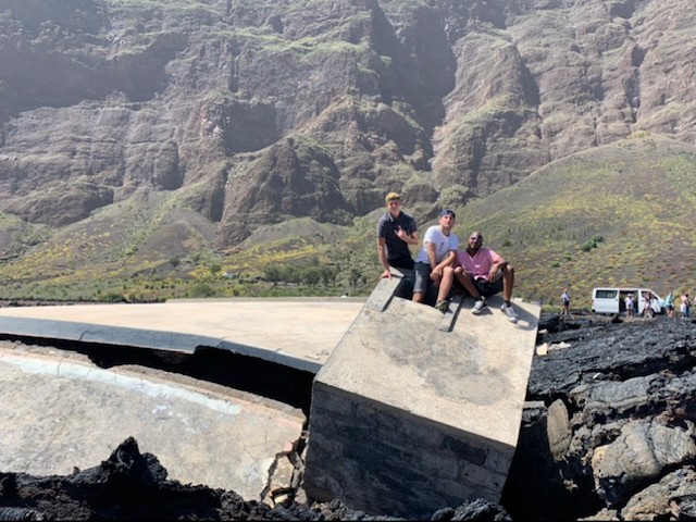 Au milieu des cratères du volcan Fogo