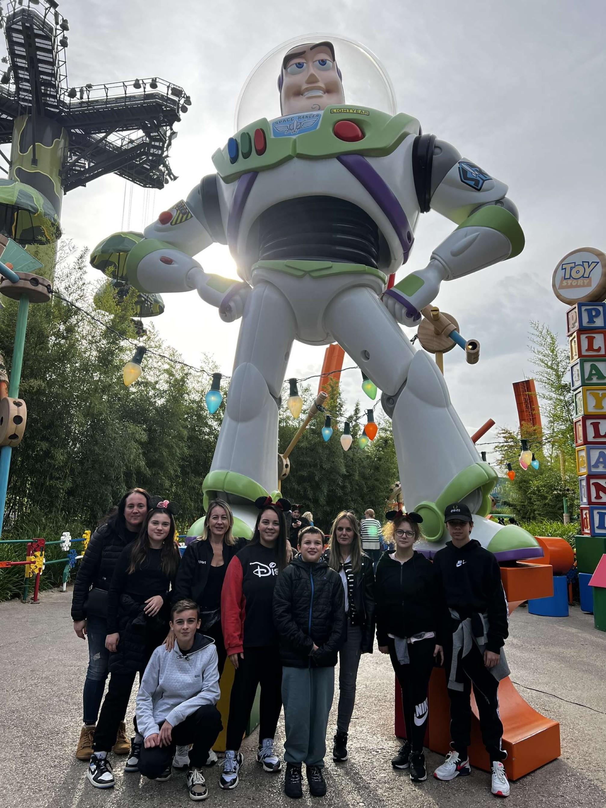 Les enfants aux côtés de leurs mamans et Buzz l’Eclair.