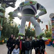 Les enfants aux côtés de leurs mamans et Buzz l’Eclair.