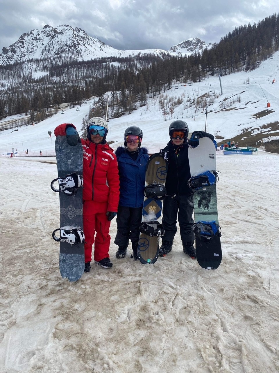 Premiers cours de snowboard pour Coralie et Dominique