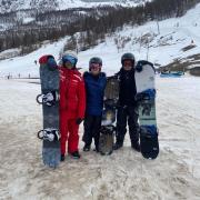 Premiers cours de snowboard pour Coralie et Dominique