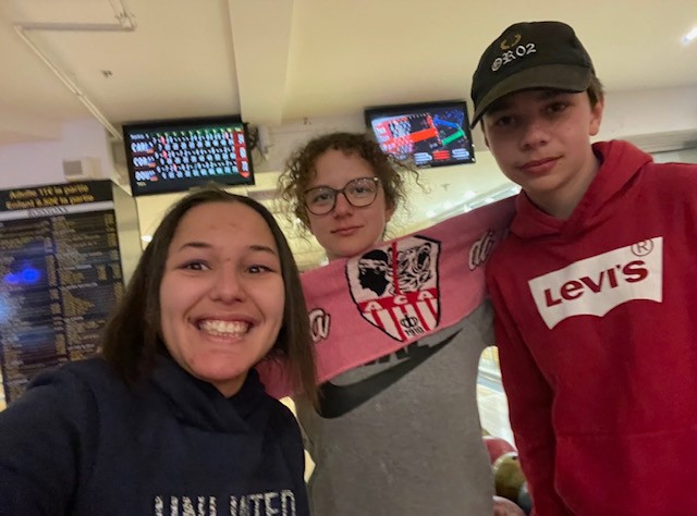 Carla, Coralie et Dominique lors de leur partie de bowling