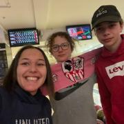 Carla, Coralie et Dominique lors de leur partie de bowling