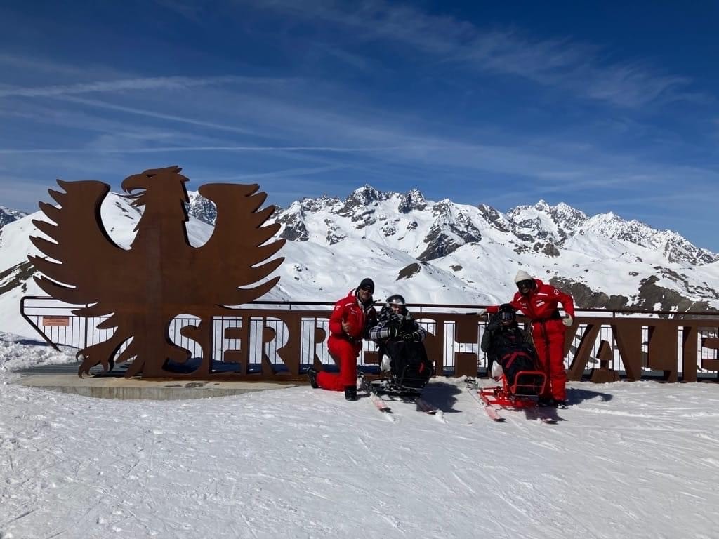 Pose photo en altitude pour Angelina et Kevin accompagnés de leurs moniteurs