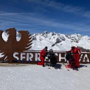 Pose photo en altitude pour Angelina et Kevin accompagnés de leurs moniteurs