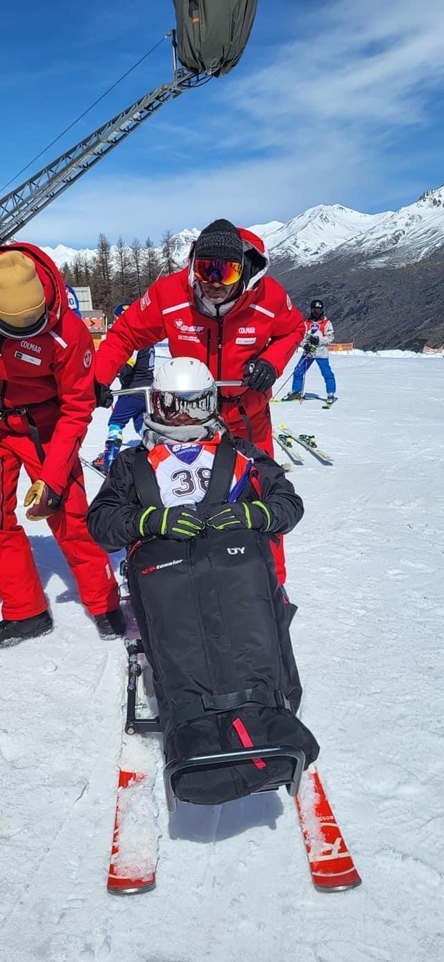 Angelina et son moniteur avant le départ du slalom