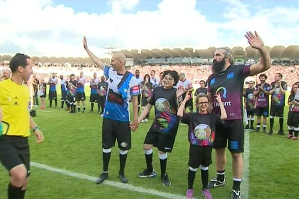 Ines et Coralie avec les capitaines de la soirée