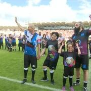 Ines et Coralie avec les capitaines de la soirée