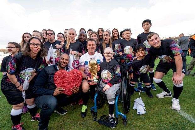 Les enfants de l'association avec la Coupe du monde ramenée par Deschamps