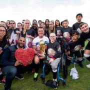 Les enfants de l'association avec la Coupe du monde ramenée par Deschamps