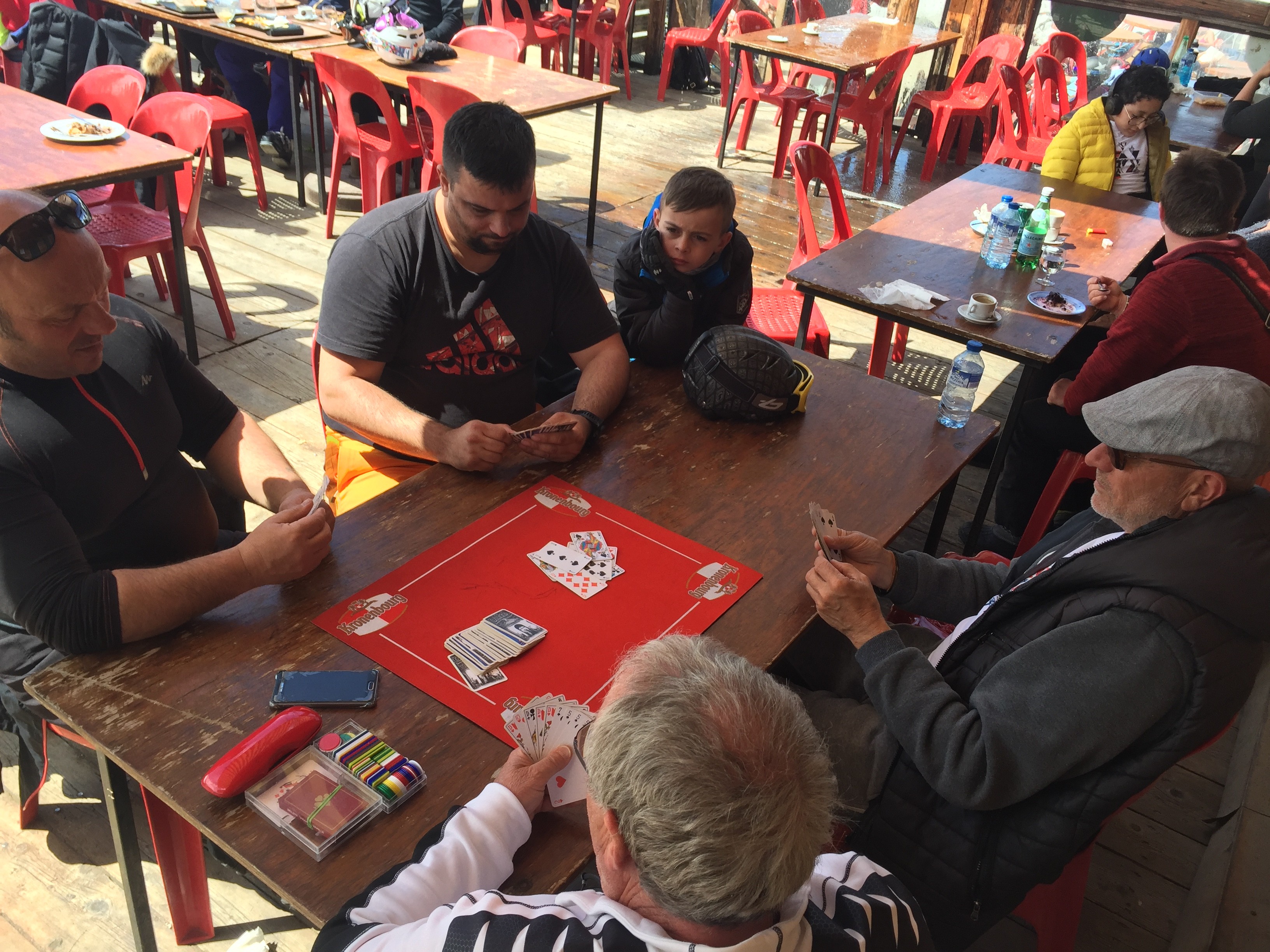 Partie de cartes au soleil