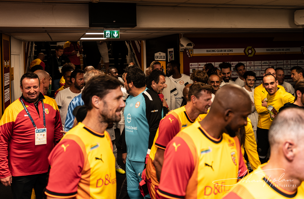 Joueurs et enfants de l'association sous le tunnel